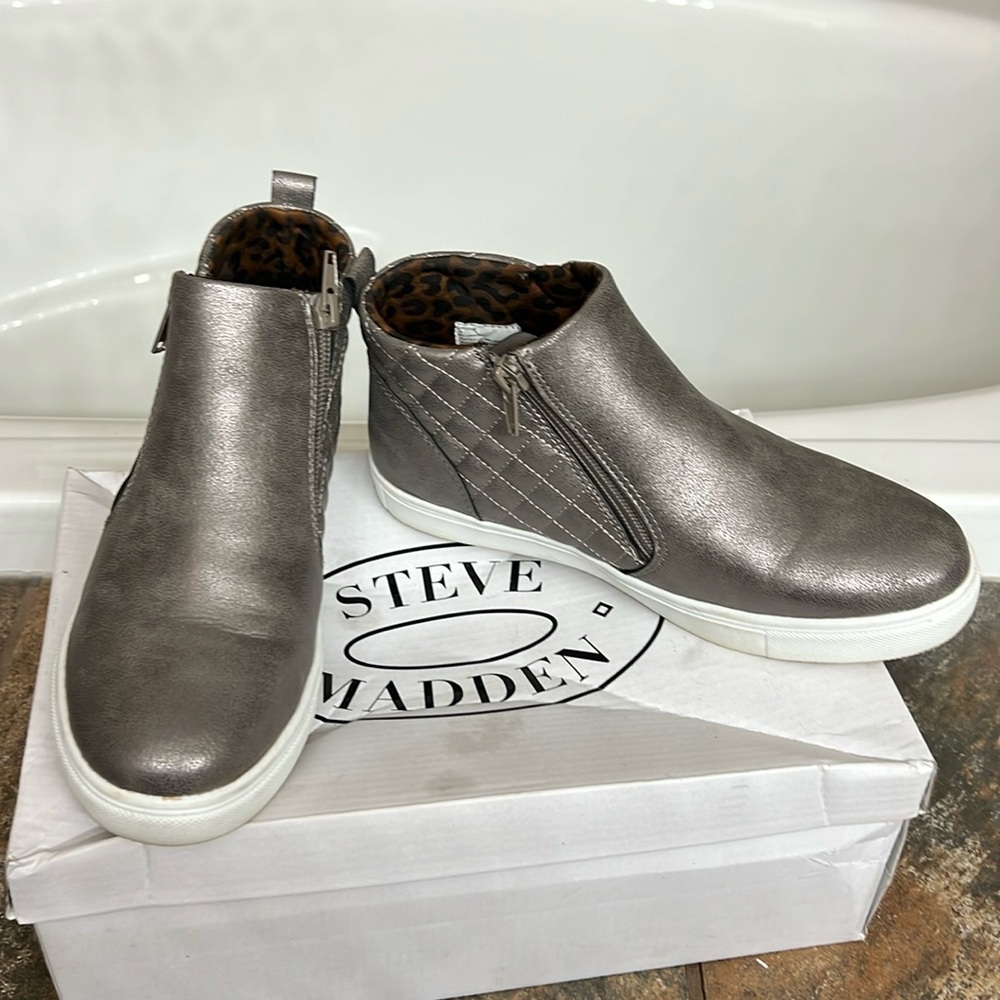 Steve Madden. Pewter Metallic slip-on sneakers. Girls size 4